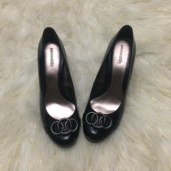 Black heels size 8 - Picture 2 of 5